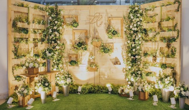 Mầu nâu của gỗ tôn lên sắc màu rạng rỡ của những đóa hoa