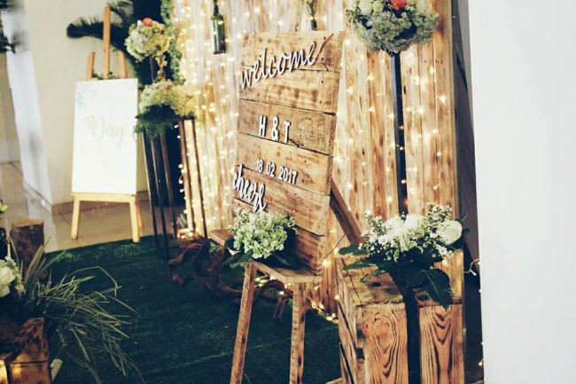 Nền gỗ pallet mới mẻ tạo nét độc đáo cho không gian tiệc cưới