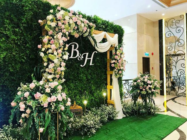 Backdrop sử dụng nền xanh của cỏ có thể sử dụng trong nhiều trường hợp và hoàn cảnh