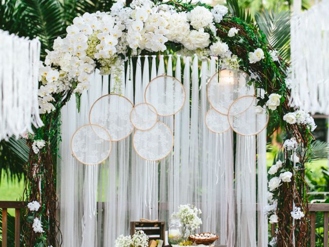 Backdrop làm từ hoa tươi ấn tượng ngay từ cái nhìn đầu tiên