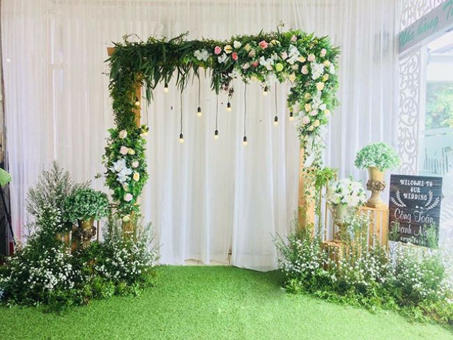 Backdrop hoa tươi khiến cho không gian trở nên sang trọng