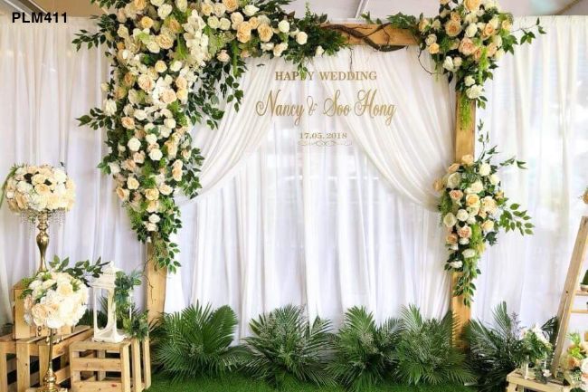 Các cô dâu hiện nay rất yêu thích các thiết kế backdrop hoa tươi nền lụa