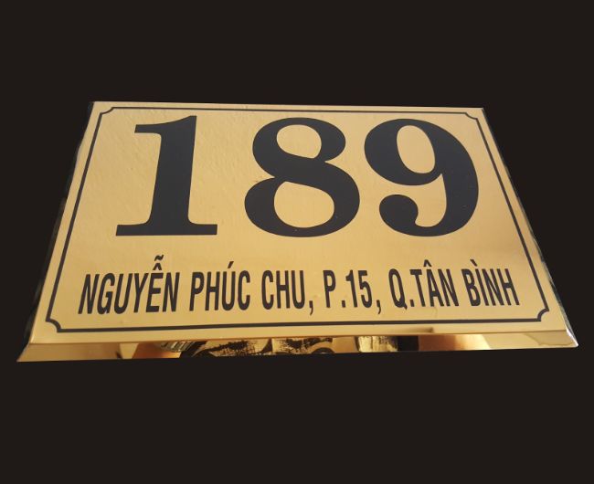 Nếu muốn đầu tư cho vẻ bề ngoài của căn nhà thì sử dụng biển inox ăn mòn sẽ phù hợp nhất