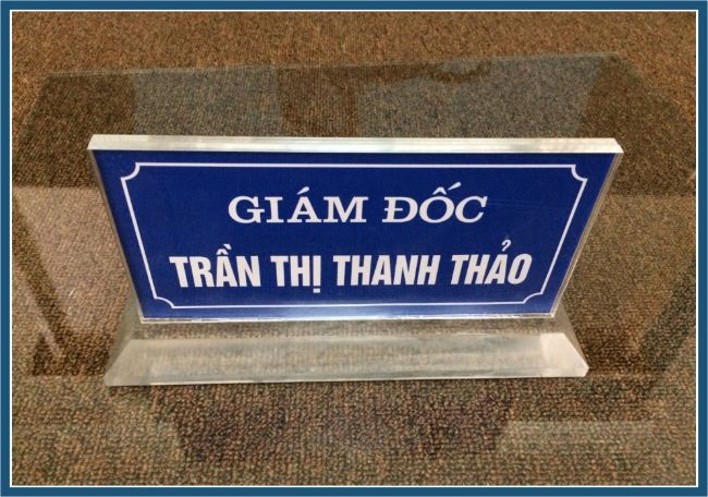 Mẫu bảng tên chức danh mica có giá thành rẻ nhưng lại có độ thẩm mỹ cao