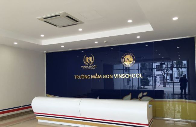 Không chỉ các công ty mà các trường học cũng thi công backdrop quầy lễ tân