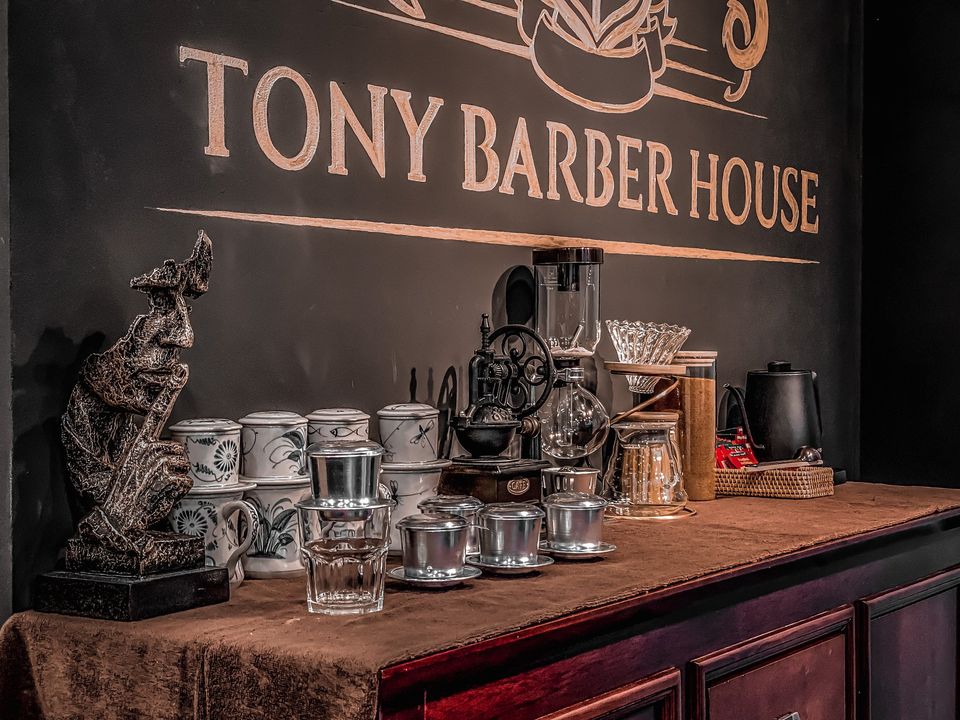 Bảng hiệu barbershop - Tony Barber House