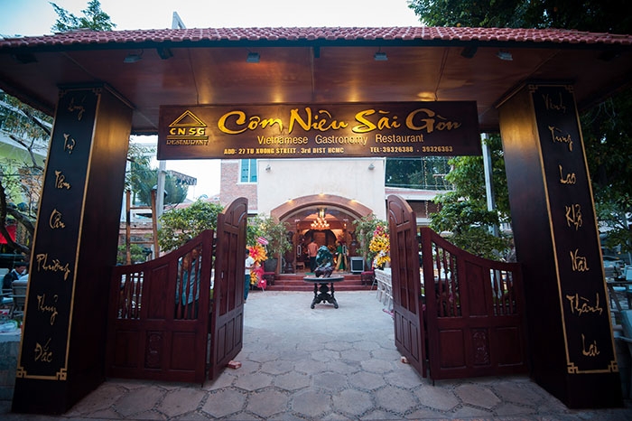 Mẫu bảng hiệu quán cơm - Cơm niêu Sài Gòn
