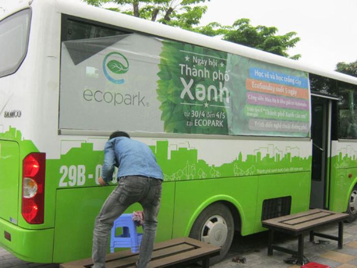 Decal lưới in trên cửa kính xe buýt quảng cáo cho một sự kiện sắp diễn ra