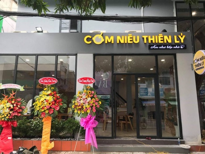 Mẫu bảng hiệu quán cơm - Cơm niêu Thiên Lý