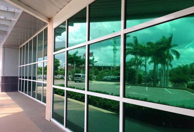 Decal kính chống nắng được sử dụng khá phổ biến tại các tòa nhà lớn