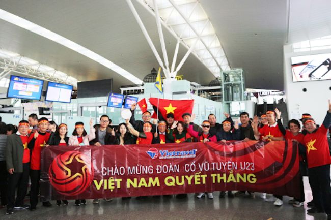 Băng rôn cổ vũ đồng hành cùng đội tuyển bóng đá Việt Nam chinh phục cup vàng