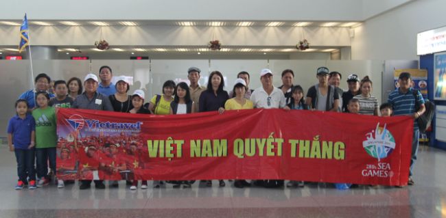 Băng rôn cổ vũ bóng đá cùng đội tuyển Việt Nam chinh phục cup vàng