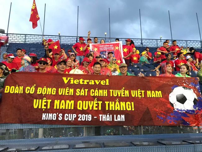 Băng rôn cổ vũ bóng đá tuyển Việt Nam tại King’s Cup 2019