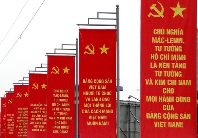 Có rất nhiều câu khẩu hiệu sâu sắc được in trên băng rôn