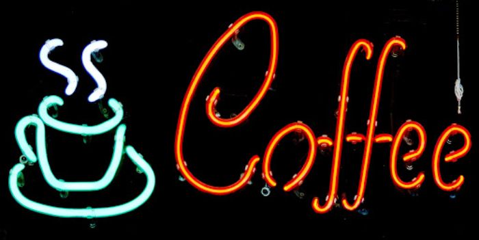 Bảng hiệu neon sign có màu hồng tạo ra sự huyền bí thu hút mọi sự chú ý