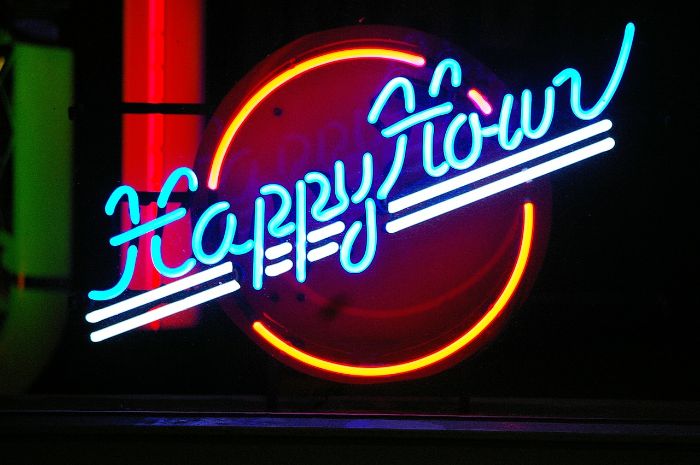 Bảng hiệu neon sign với phông chữ cách điệu độc đáo