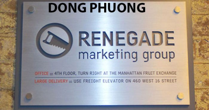 Bảng hiệu inox màu trắng xước được khắc chữ lên trên