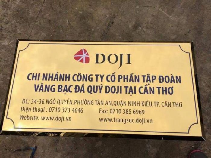 Bảng inox ăn mòn màu vàng xước kết hợp với chữ có tông màu tối không hề bị rối mắt