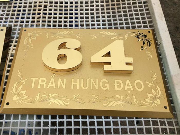 Bảng hiệu màu vàng xước kết hợp cùng với cả chữ nổi và chữ thường