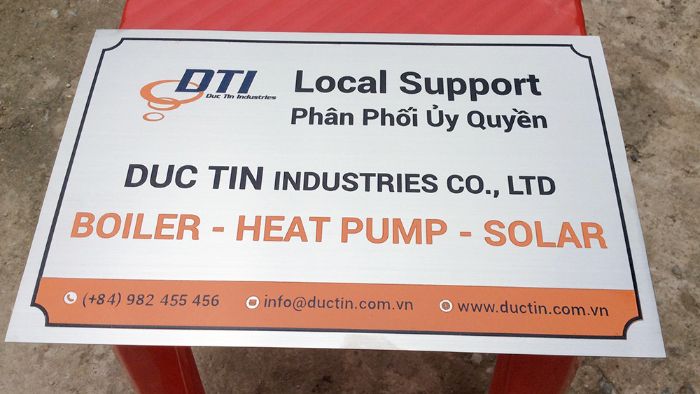 Bảng hiệu inox kết hợp cùng màu cam và đen mà không hề bị lòe loẹt