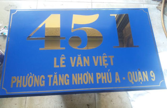 Bảng inox nền xanh chữ vàng rất hợp