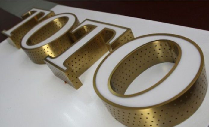 Có nhiều yếu tố quyết định giá cả của chữ nổi inox