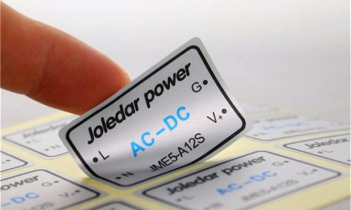 Tem nhãn decal kim loại bạc cũng đang được ưa chuộng trong thời gian gần đây