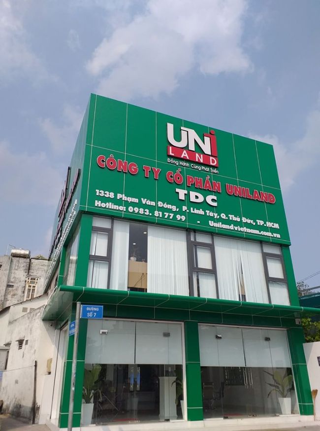 Bên cạnh trang trí nội thất, chất liệu Alu cũng rất thích hợp để làm bảng hiệu