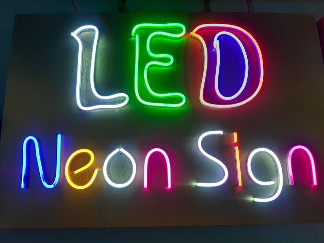 Đèn led nổi bật, nhiều màu sắc
