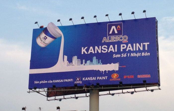 Pano quảng cáo sơn có màu xanh dương và trắng là chủ đạo